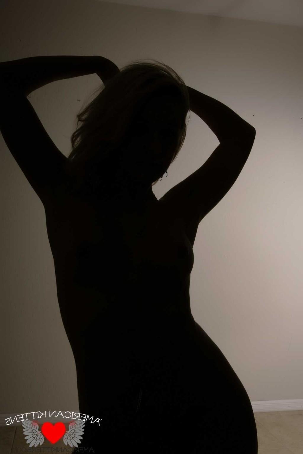 18P Watch and look as Ashlee plays with her shadow and toys