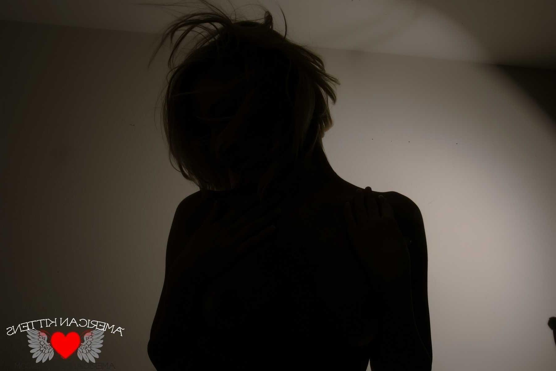 18P Watch and look as Ashlee plays with her shadow and toys
