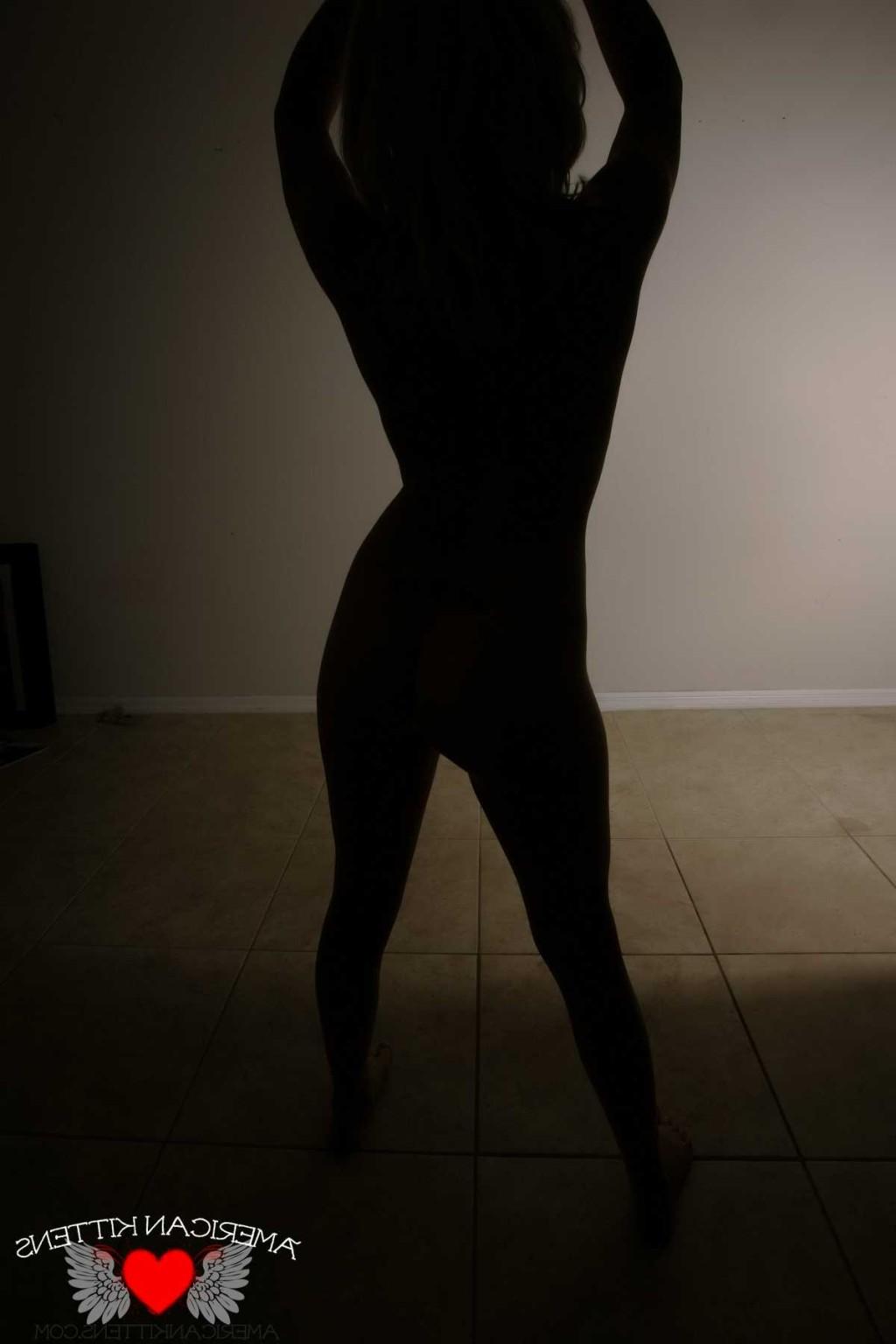18P Watch and look as Ashlee plays with her shadow and toys