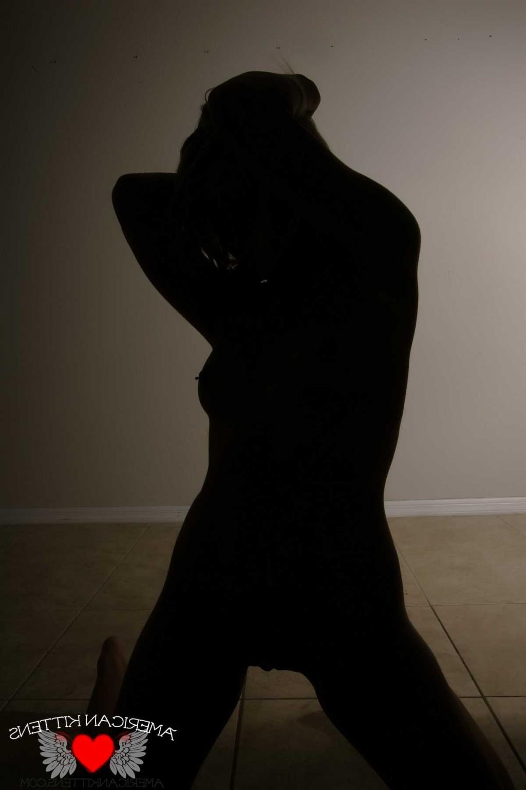18P Watch and look as Ashlee plays with her shadow and toys
