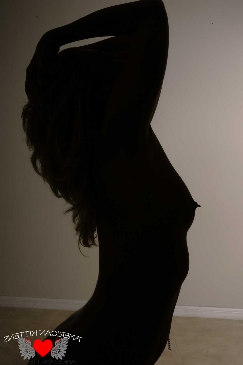 18P Watch and look as Ashlee plays with her shadow and toys