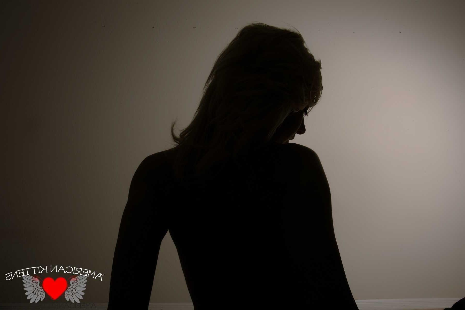 18P Watch and look as Ashlee plays with her shadow and toys