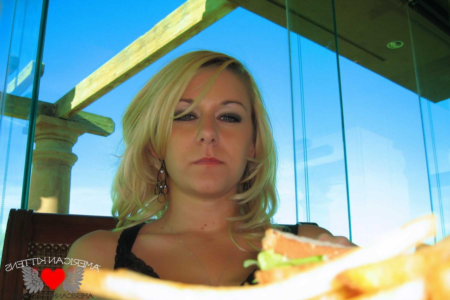 18P Ashlee out to lunch