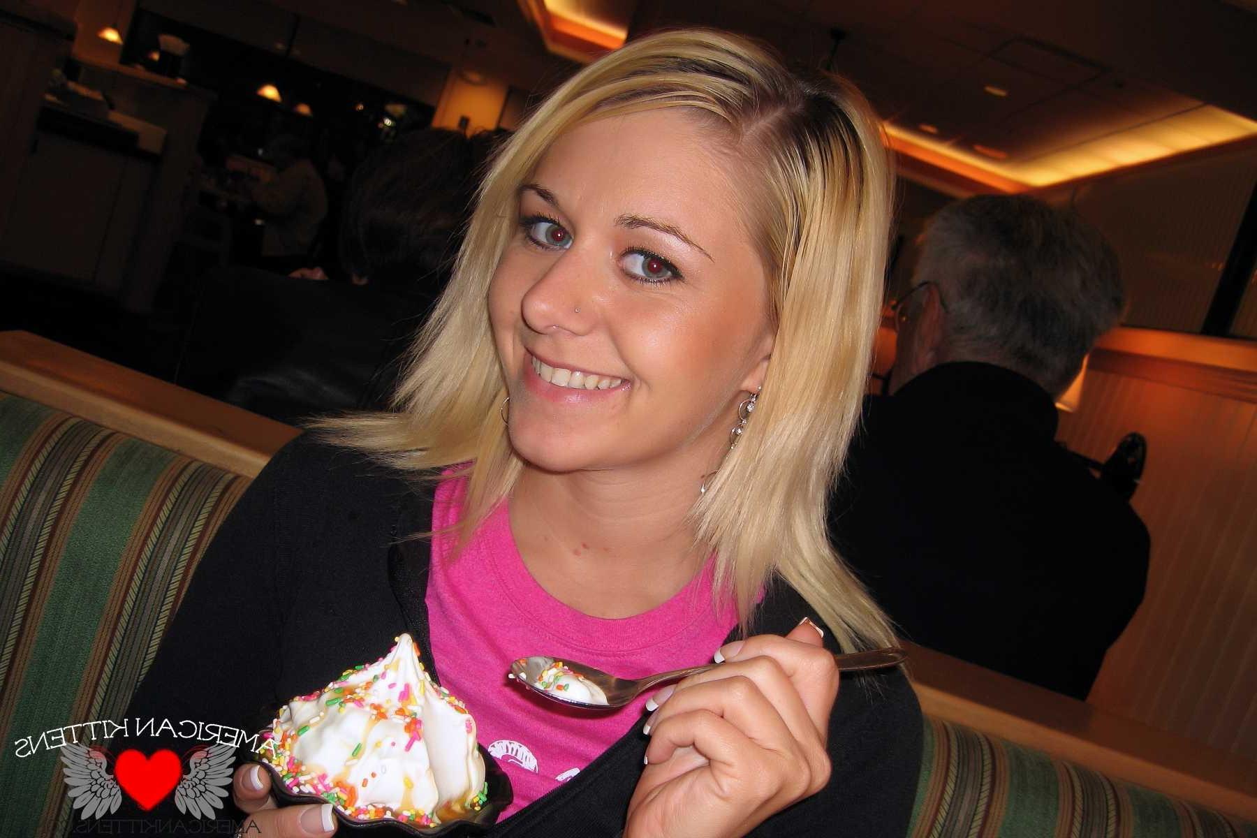 18P Ashlee out to lunch