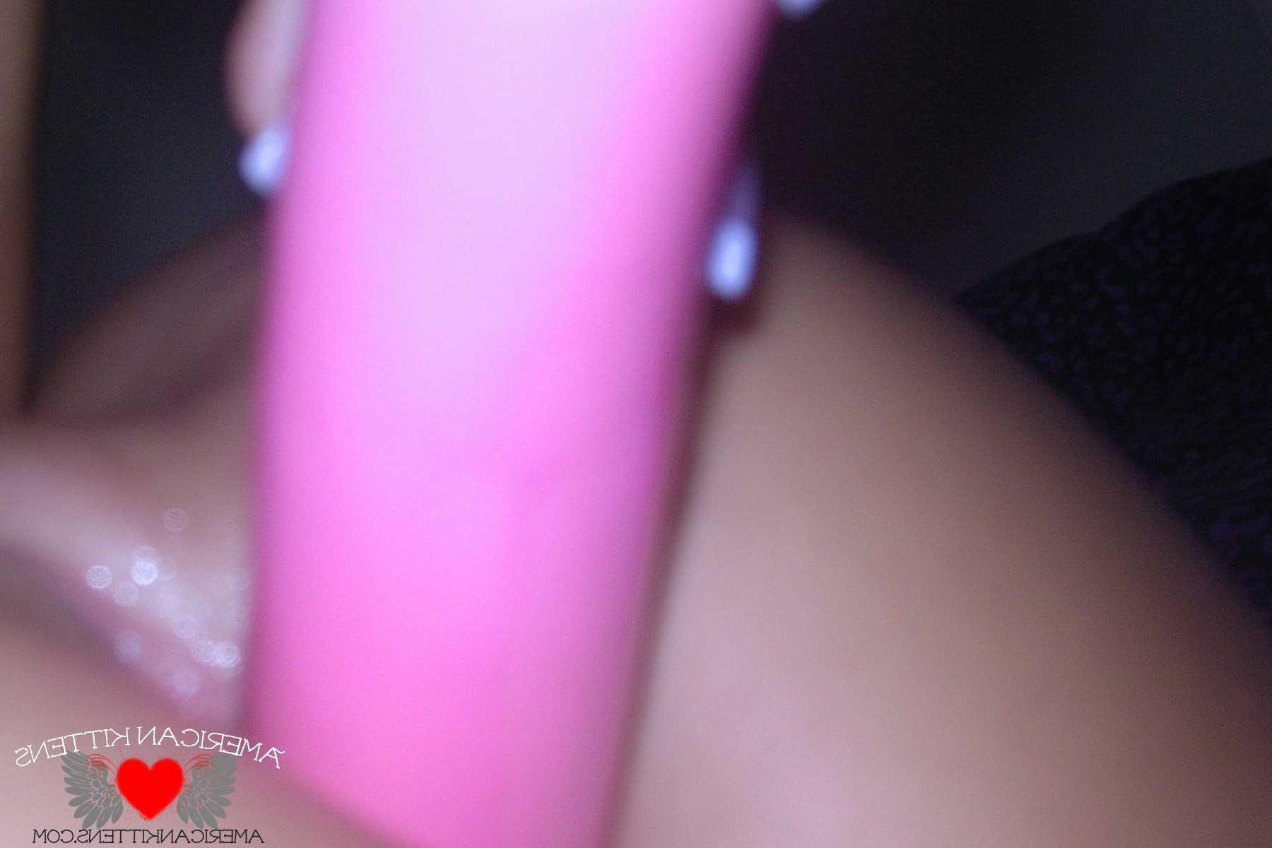 18P Ashlee masturbates with a pink toy