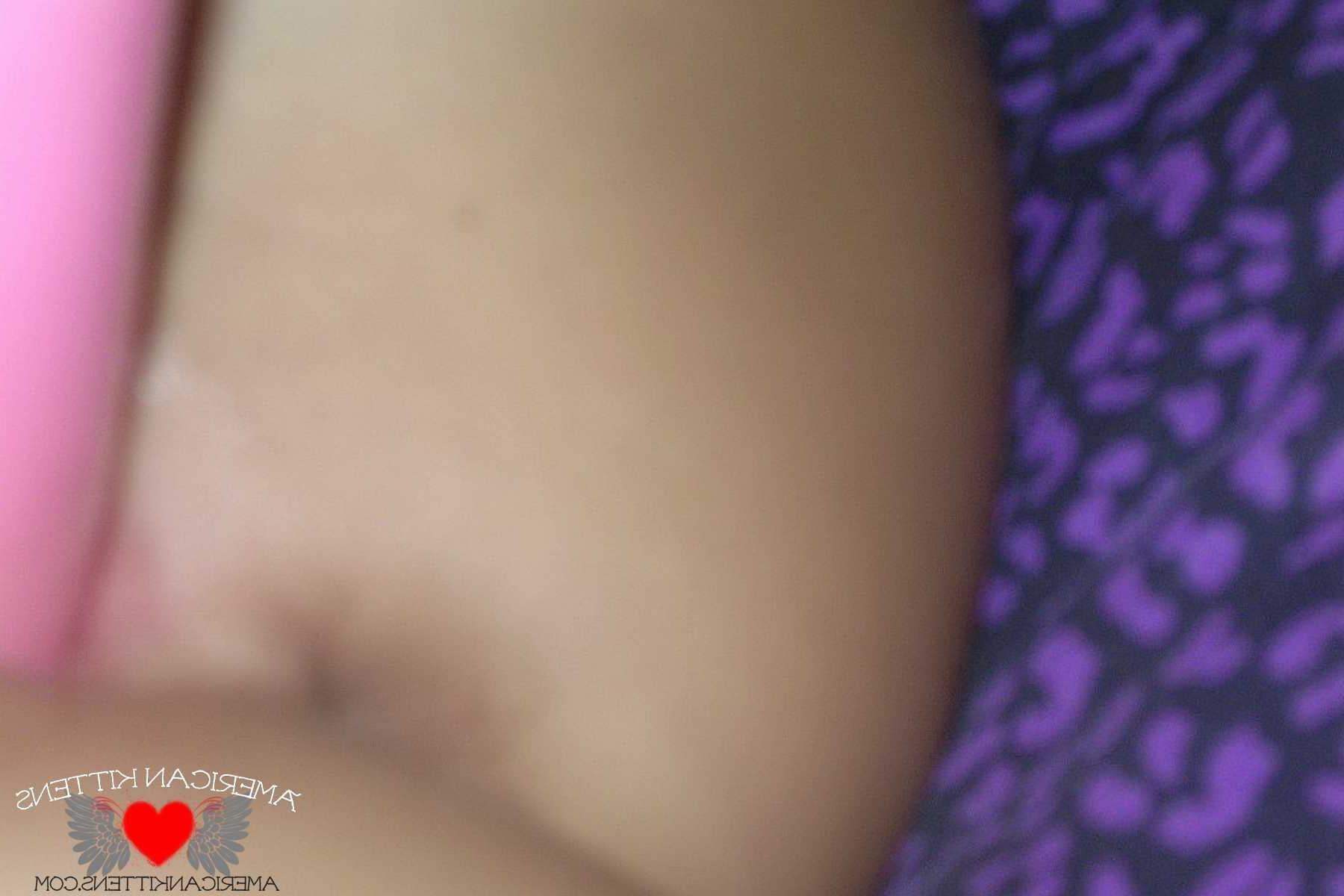 18P Ashlee masturbates with a pink toy