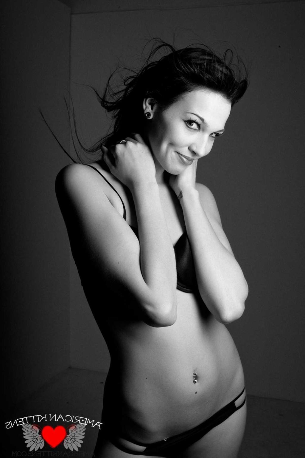 18P Reanna Mae black and white she looks amazing in this very artistic set