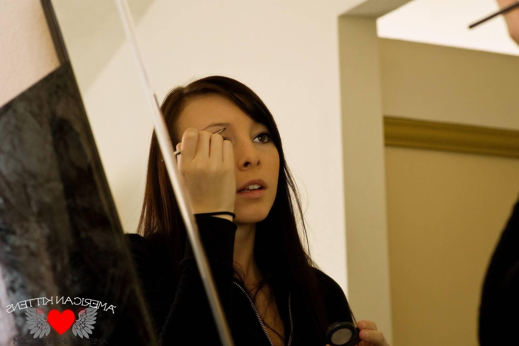 18P Kayden does her make-up so pretty