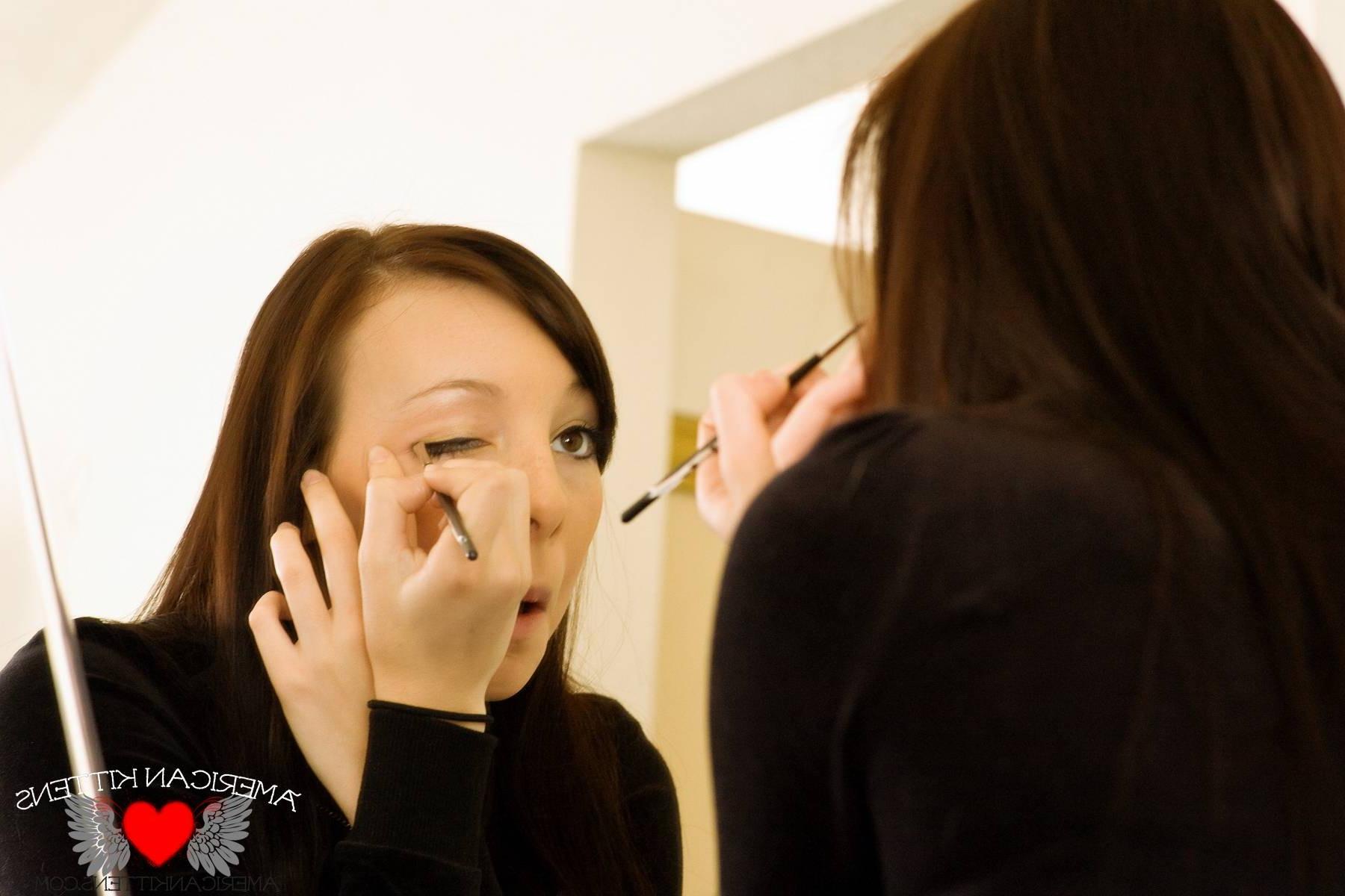 18P Kayden does her make-up so pretty