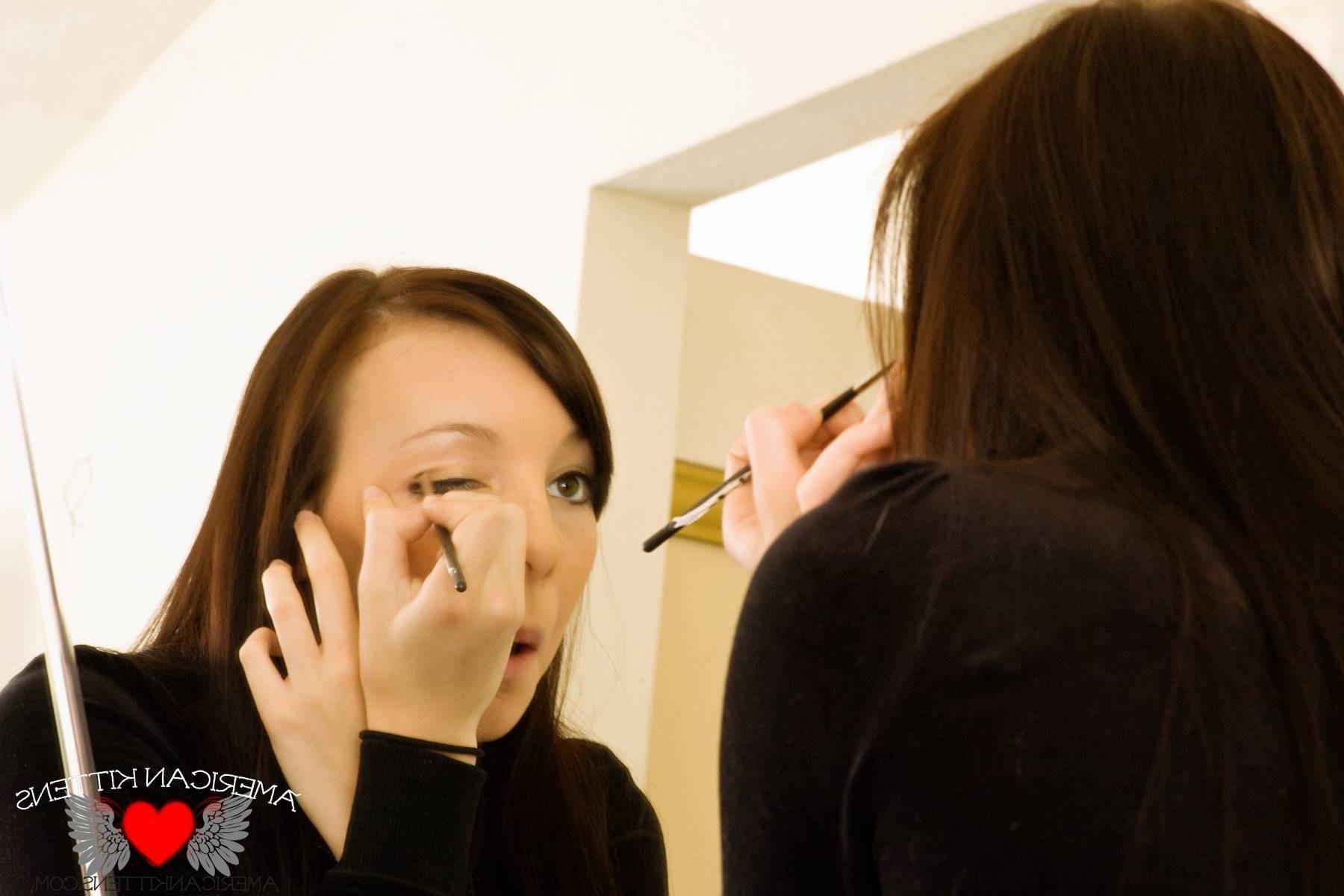 18P Kayden does her make-up so pretty