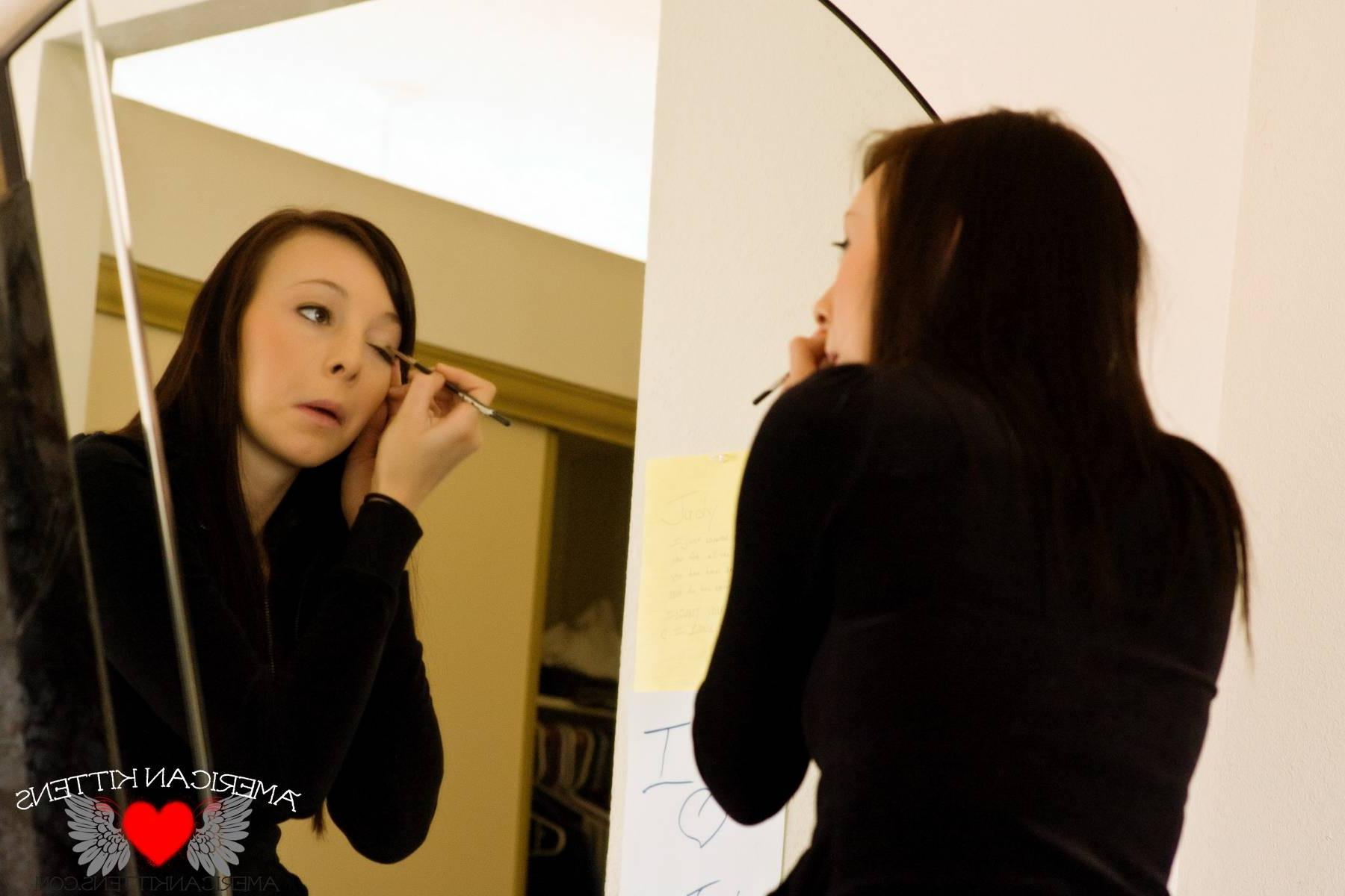 18P Kayden does her make-up so pretty