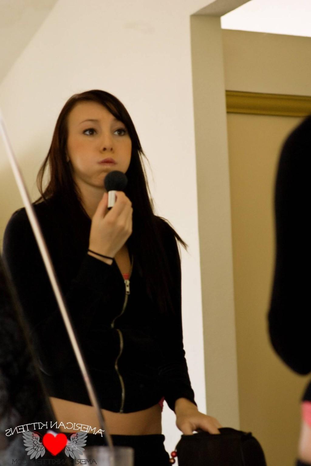 18P Kayden does her make-up so pretty