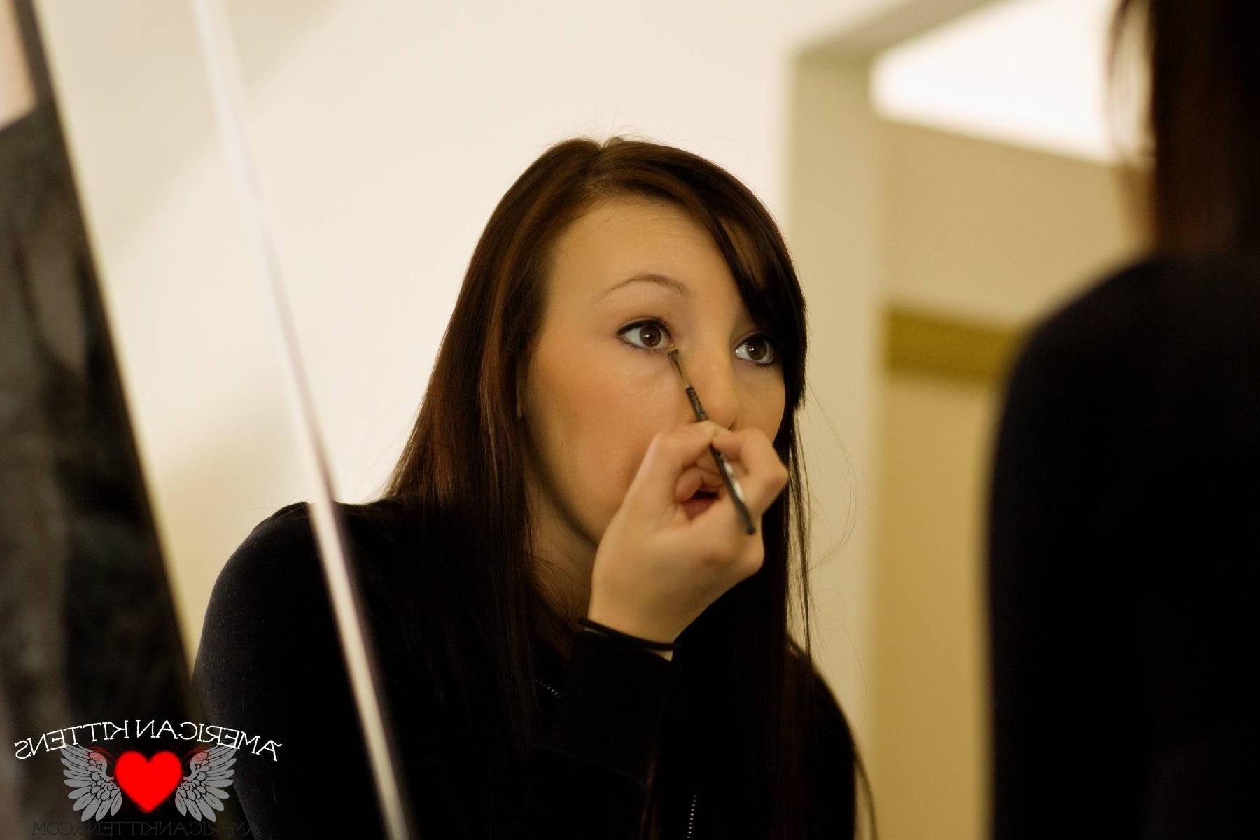 18P Kayden does her make-up so pretty