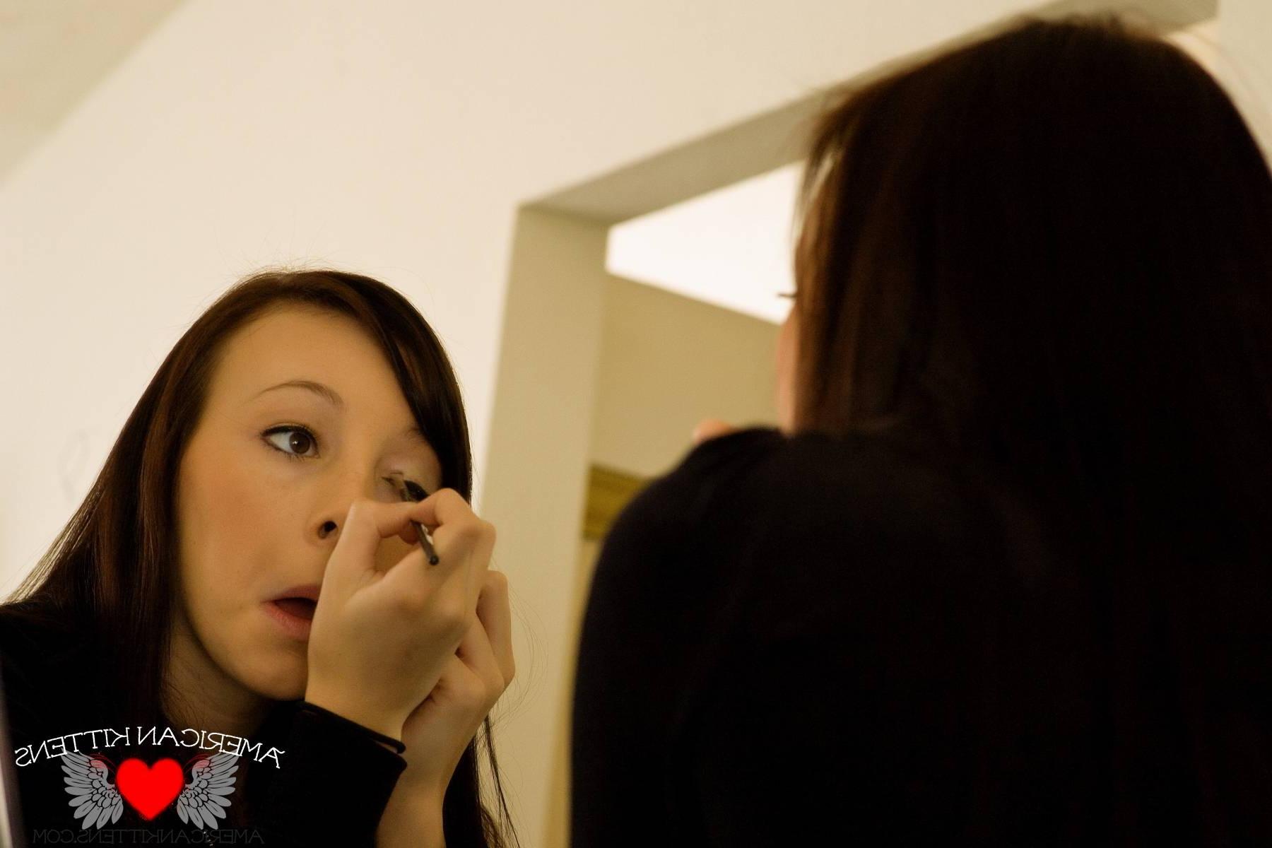 18P Kayden does her make-up so pretty
