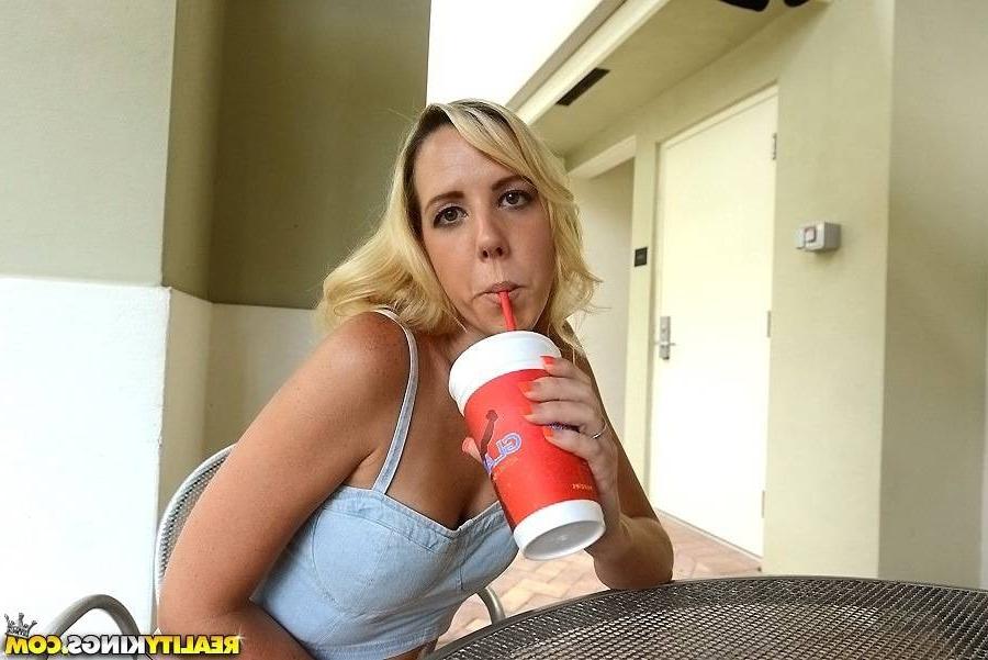 15P Blonde milf slut being fucked by a stranger cock
