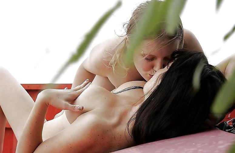 25P Erotic Women Kisses - Session 4 