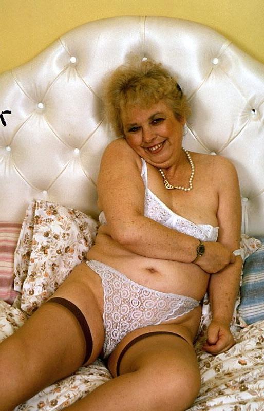 16P Big ass lacy panty stockings granny spreads shaved mature pussy