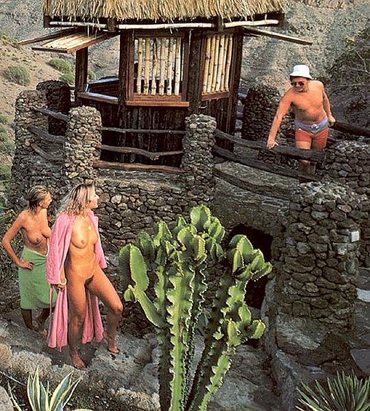 16P German tourists fucks two retro ladies