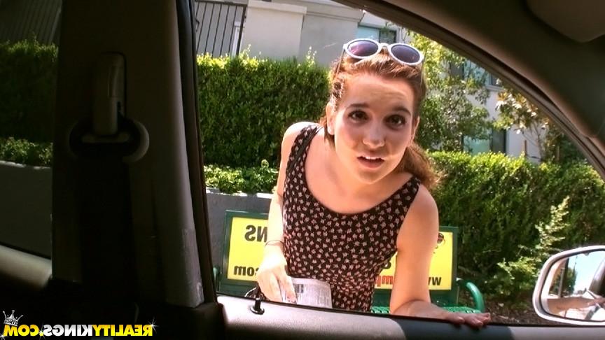 10P She sucked dick like a champ then jumped in the backseat with her hungry pussy