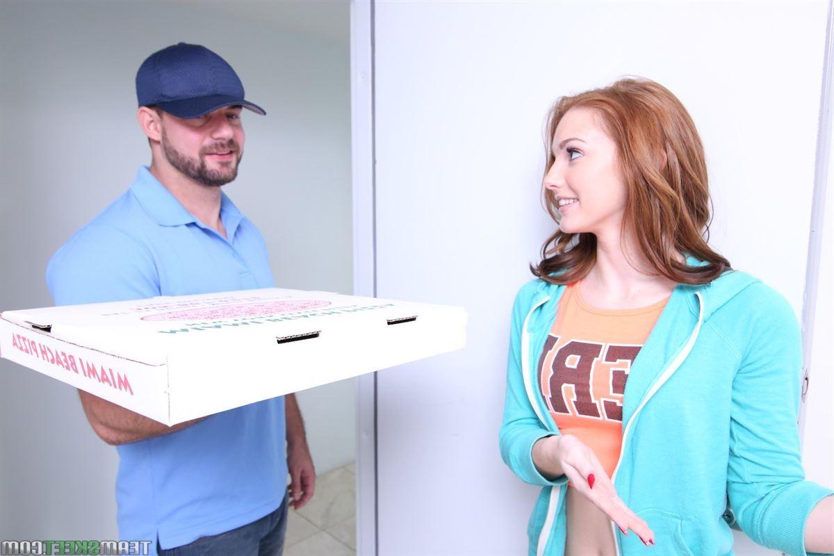 16P Natalie Lust gets fucked by the pizza guy in her apartment