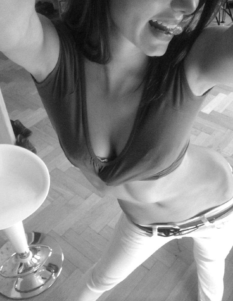 25P THE HOTTEST AMATEUR GIRL ON THE INTERNET