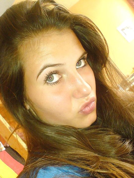 25P THE HOTTEST AMATEUR GIRL ON THE INTERNET