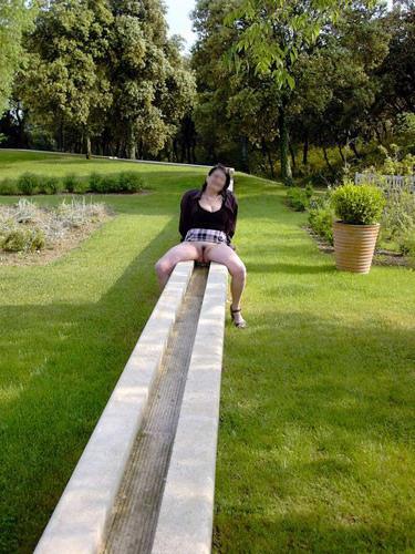 16P fetish  pissing picture outdoor