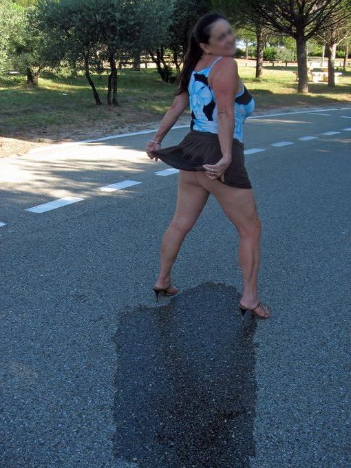 16P fetish  pissing picture outdoor