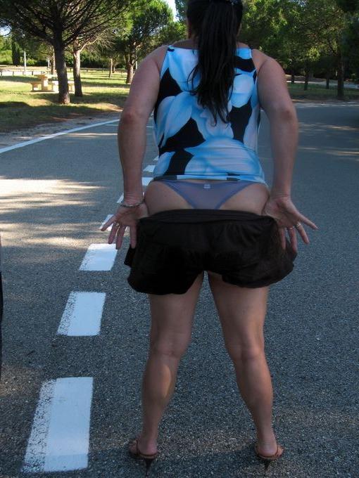 16P fetish  pissing picture outdoor