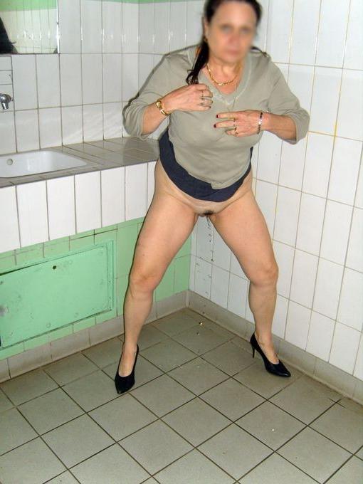 16P fetish  pissing picture outdoor