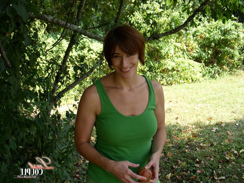 14P Hotwife doing stranger in her backyard