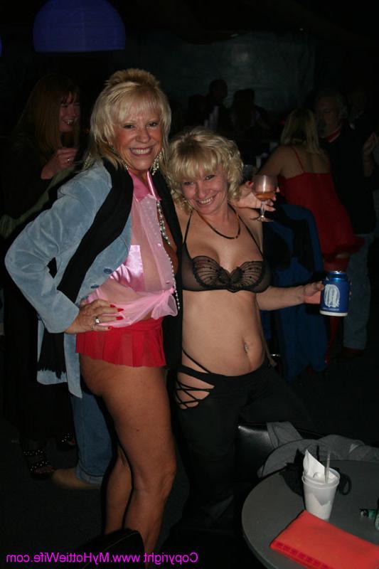 15P Swinger housewifes showing boobs at a party