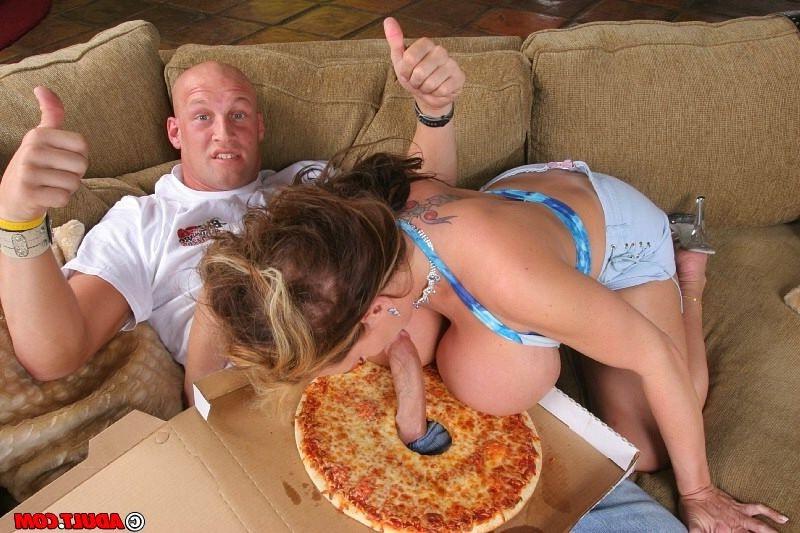16P big titted girl sucking cock through a pizza