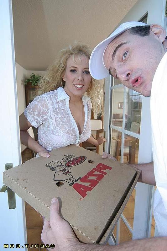 16P gorgeous housewife sucking pizza guys dick