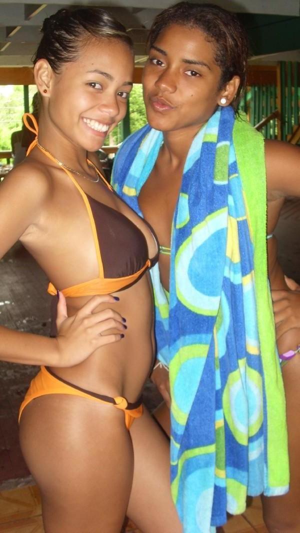 15P Gorgeous amateur Latina teen girlfriends posing in homemade pix