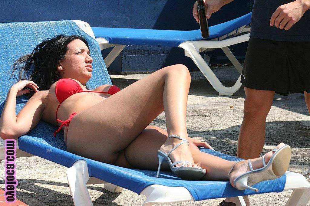 16P Sunning latina babe is getting seduced by stranger