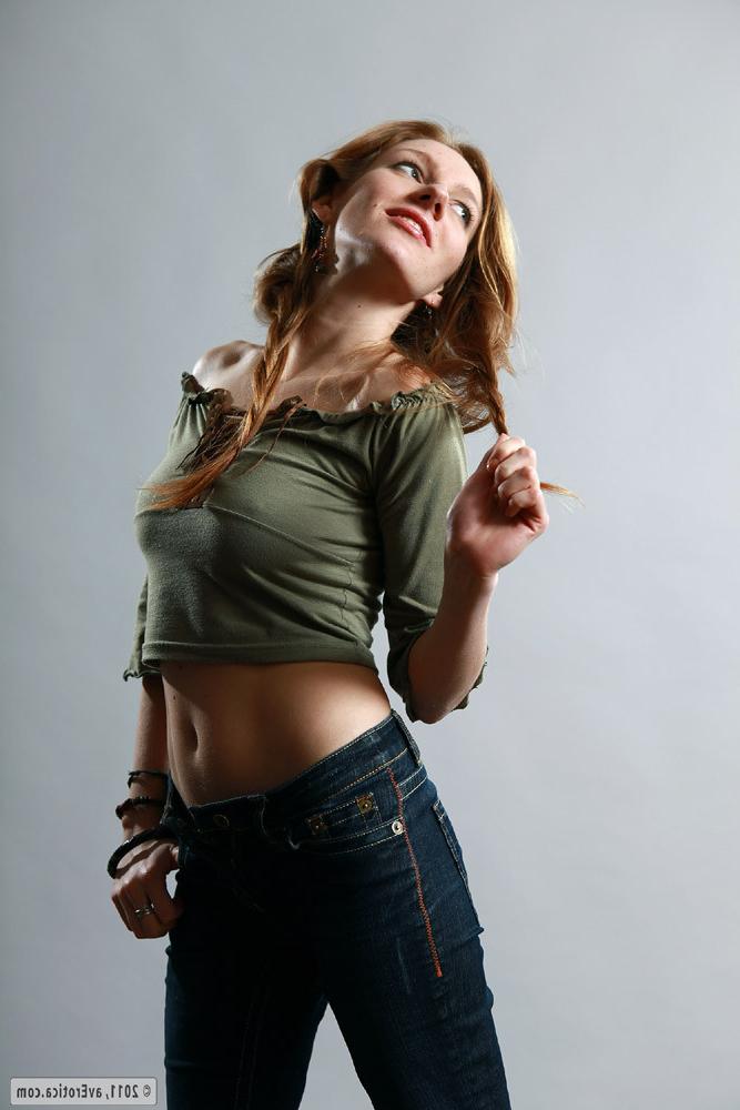 15P Sofy shows her natural red pubic hair