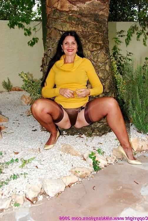 15P Mature amateur Nikki in nylon stockings