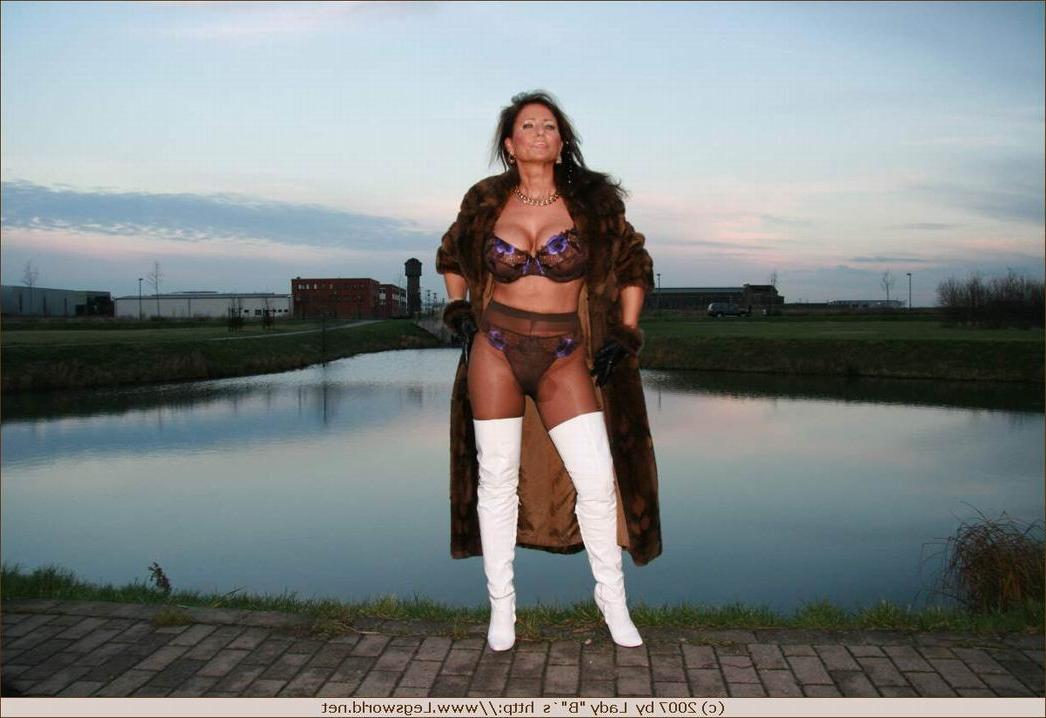 12P Leggy pantyhose lady in boots posing outdoors