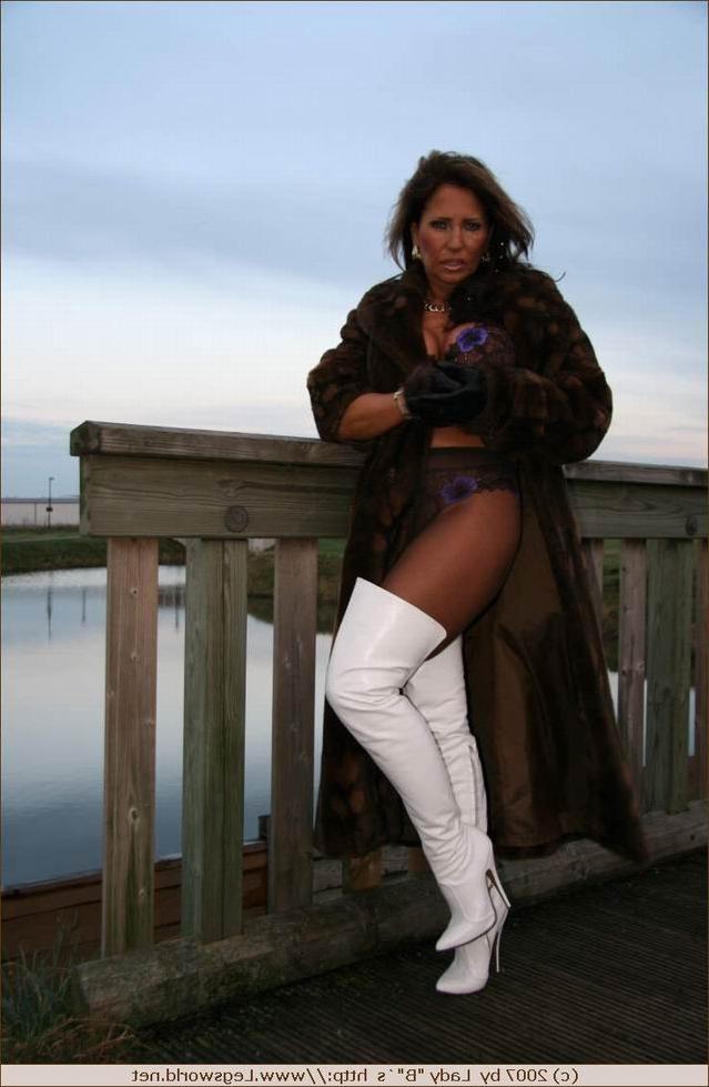 12P Leggy pantyhose lady in boots posing outdoors