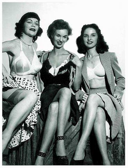 16P Vintage trio babes in classical stockings