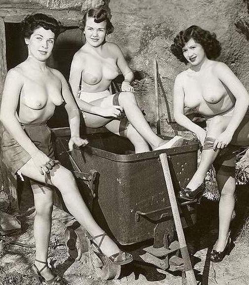 16P Vintage trio babes in classical stockings