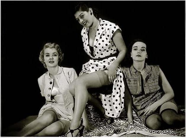 16P Vintage trio babes in classical stockings