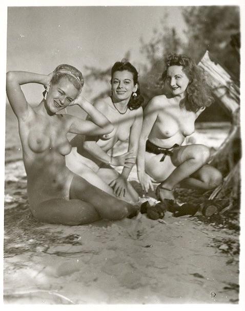 16P Vintage trio babes in classical stockings