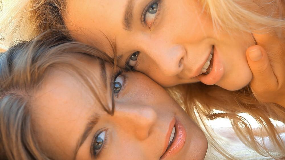 20P Two hot girls kiss and lick pussy