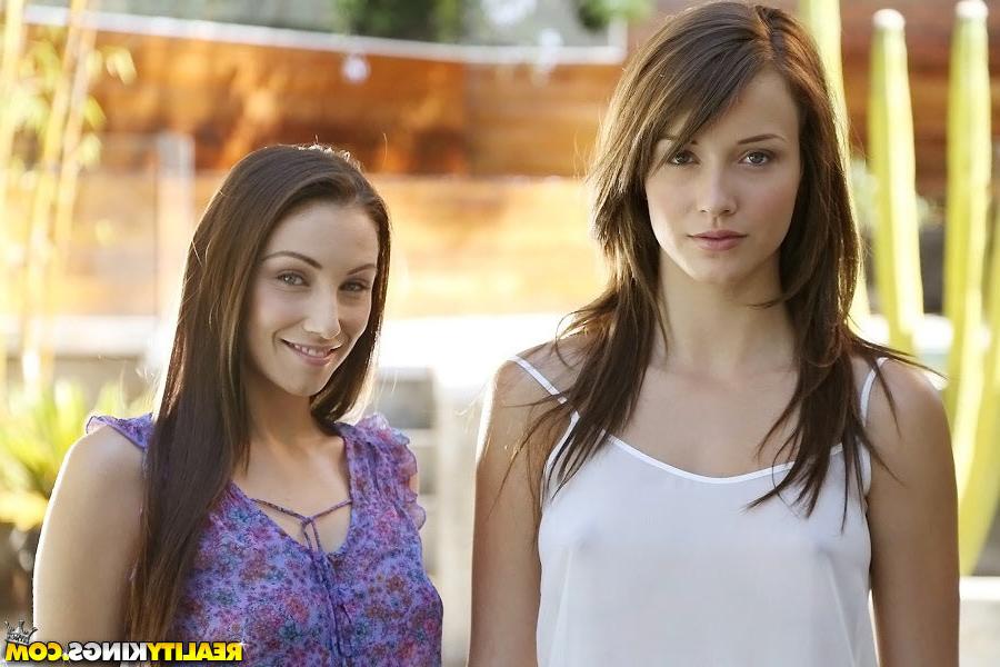 15P Malena Morgan show how to squirt