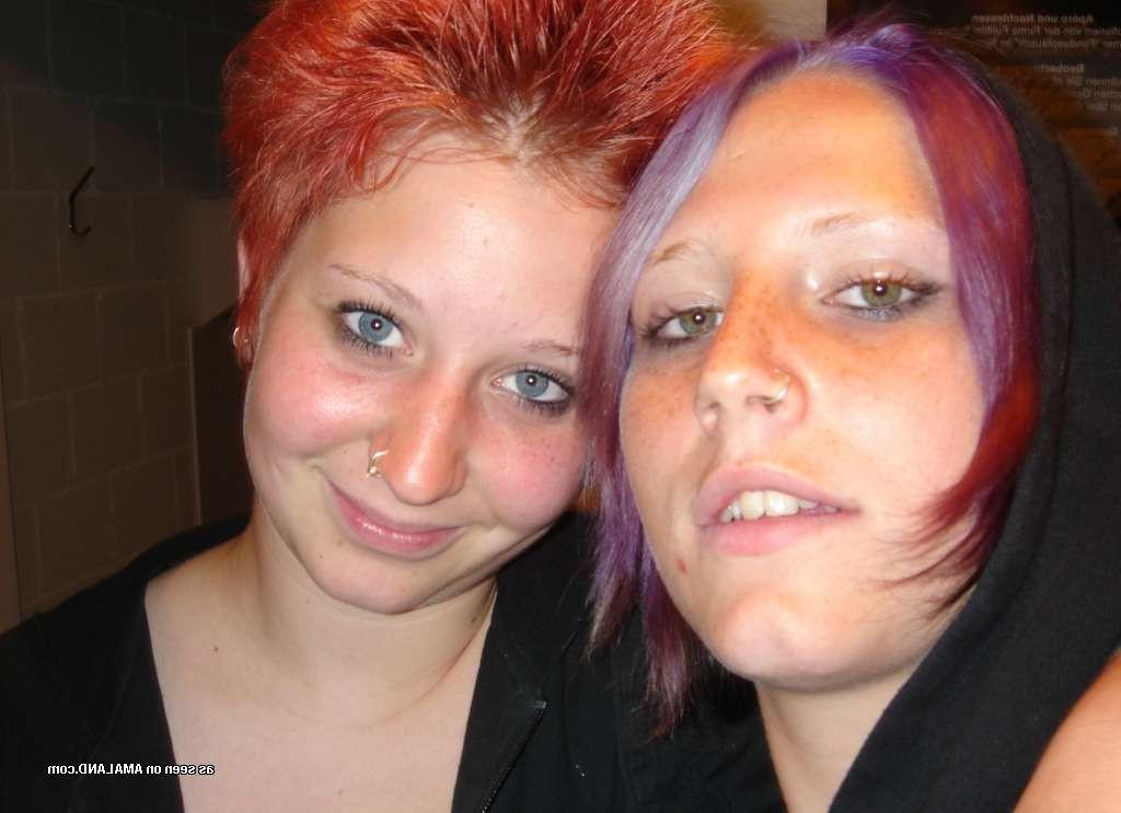 15P Goth emo teen lesbian girlfriends pose in bathtub and make out