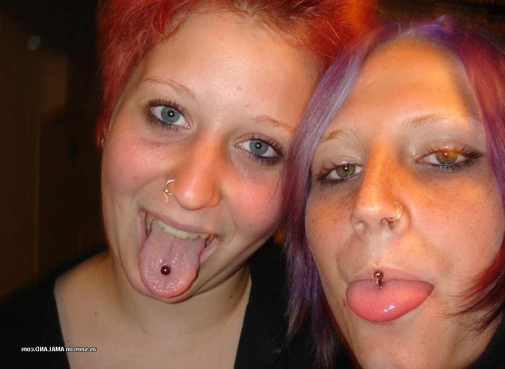 15P Goth emo teen lesbian girlfriends pose in bathtub and make out