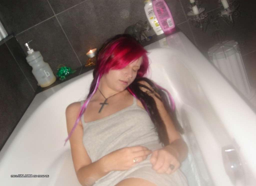 15P Goth emo teen lesbian girlfriends pose in bathtub and make out
