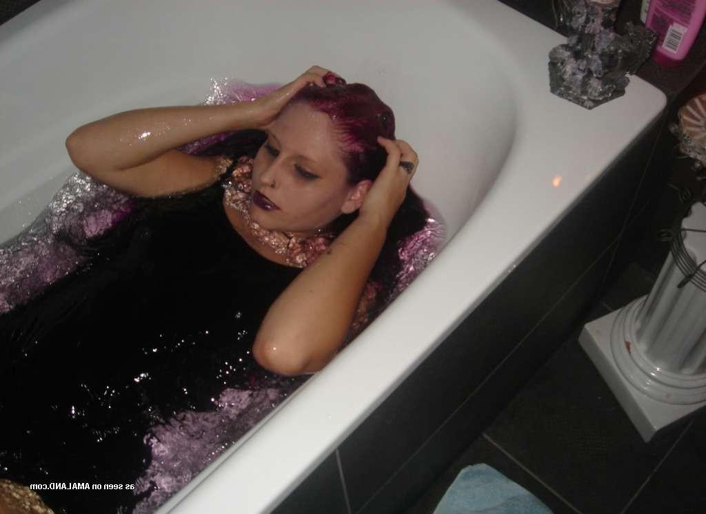 15P Goth emo teen lesbian girlfriends pose in bathtub and make out